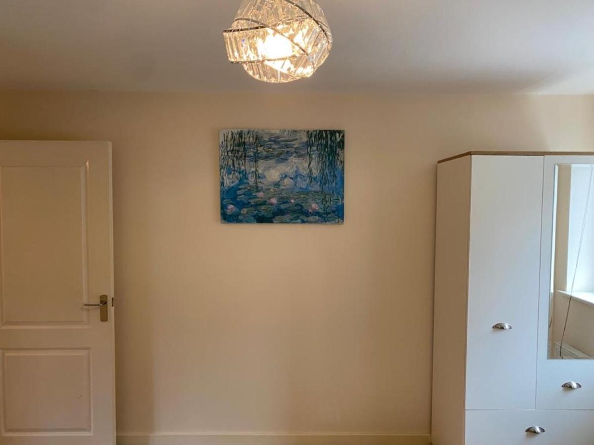 Apartemen Exquisite Modern Homely 2 Bed With On-street Parking, Super Fast Wifi & 5 Mins Drive To Science & Business Parks