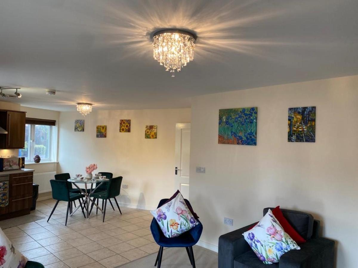 Exquisite Modern Homely 2 Bed With On-street Parking, Super Fast Wifi & 5 Mins Drive To Science & Business Parks *