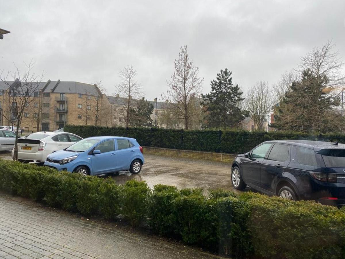 Exquisite Modern Homely 2 Bed With On-street Parking, Super Fast Wifi & 5 Mins Drive To Science & Business Parks Apartemen