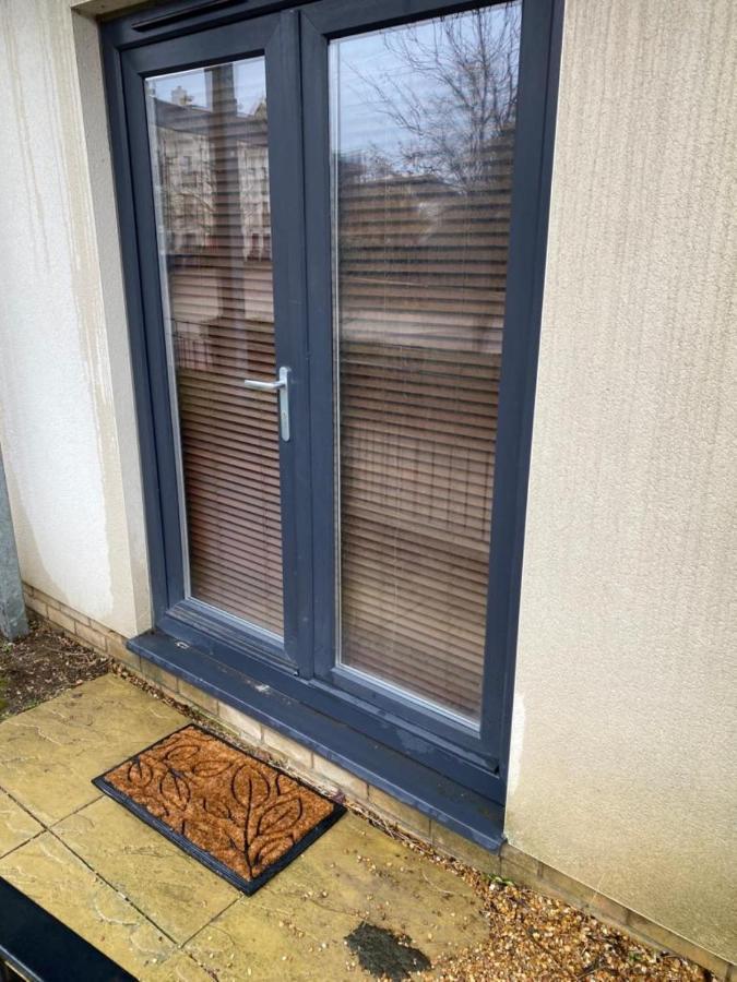 Exquisite Modern Homely 2 Bed With On-street Parking, Super Fast Wifi & 5 Mins Drive To Science & Business Parks Apartemen *