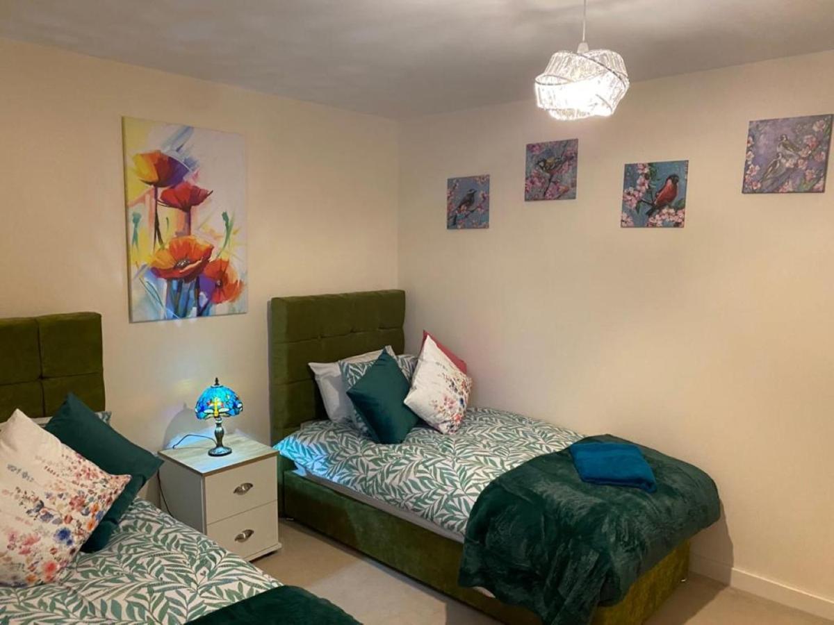 Exquisite Modern Homely 2 Bed With On-street Parking, Super Fast Wifi & 5 Mins Drive To Science & Business Parks Apartemen *